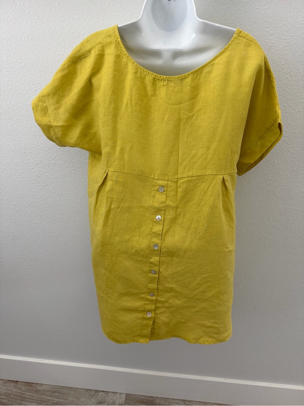 Women's Yellow Button-Back Short Sleeve Linen Top - Picture 3 of 9